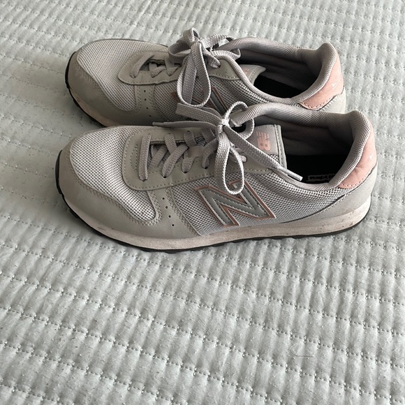 New Balance - Picture 1 of 2